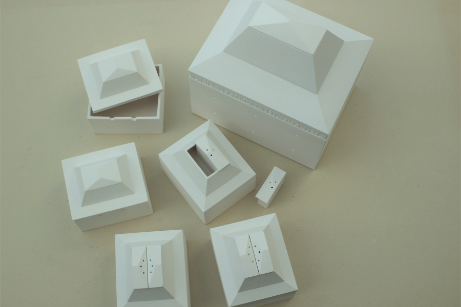  Vojtěch Adamec (AVU Praha): Pozdravy ze vzdálených krajin (porcelán), 2018